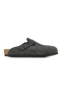 Sabots en suède gris avec une semelle en liège, un bord arrière et une sangle réglable. Surface texturée avec un orteil arrondi et une semelle extérieure en caoutchouc noir.