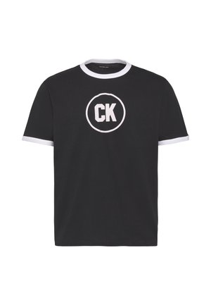 Μαύρο μπλουζάκι με κοντά μανίκια, λευκό γιακά και άκρες μανικιών, με λευκό λογότυπο "CK" μέσα σε λευκό κύκλο στο στήθος.