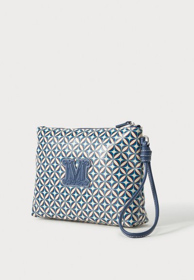 Clutch taske med blå, hvid og orange geometrisk mønster, stor dekorativ "M" på forsiden og fastgjort blå håndledsrem.