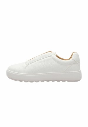 Biały niski sneaker z teksturowaną skórzaną cholewką, grubą podeszwą i fasonem slip-on, pokazany z boku na białym tle.
