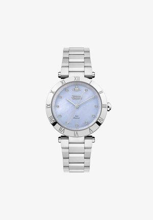 Silverfärgad metallklocka med rund urtavla, blå pärlemor dial, romerska siffror och kristallmarkörer; länkad armband.