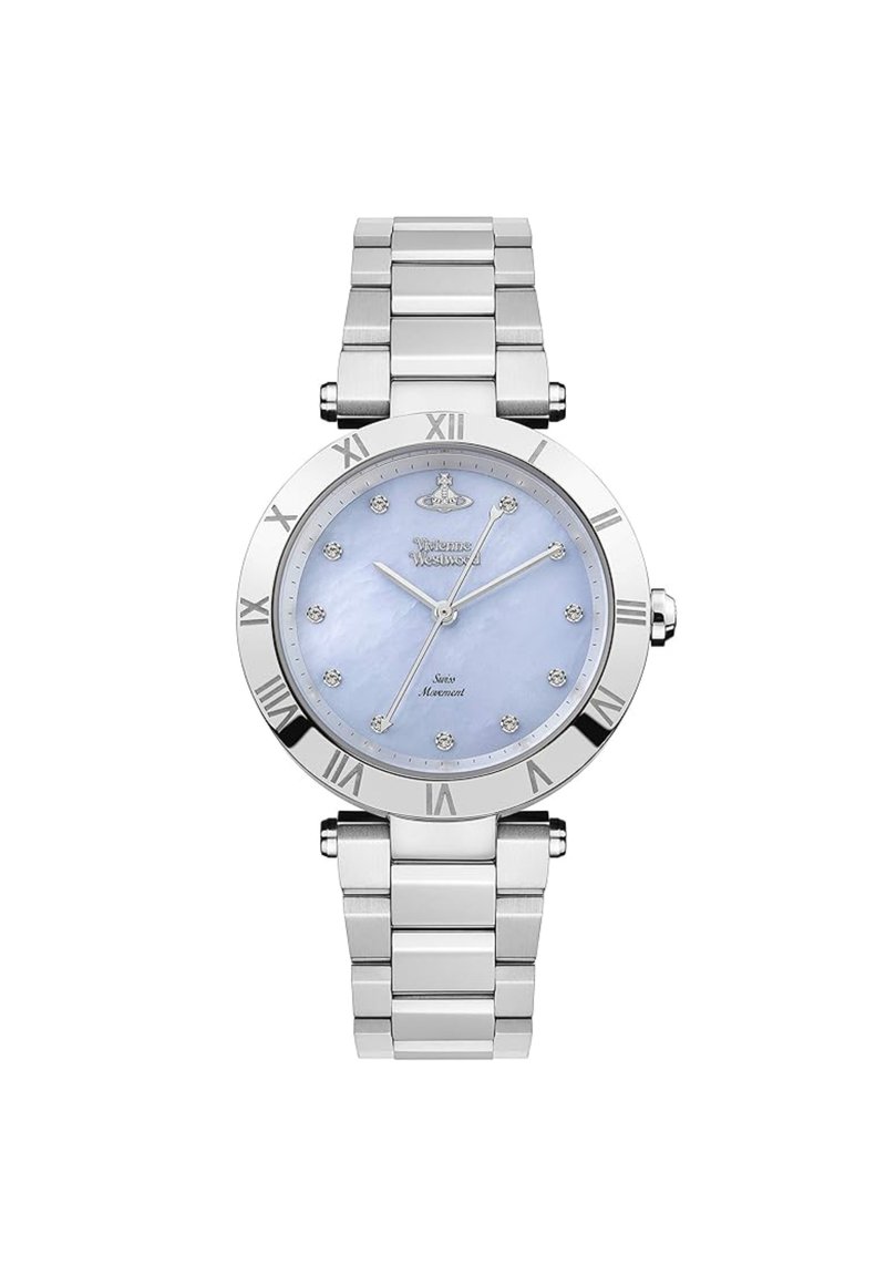 Silverfärgad metallklocka med rund urtavla, blå pärlemor dial, romerska siffror och kristallmarkörer; länkad armband.