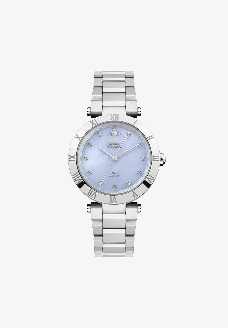 Silverfärgad metallklocka med rund urtavla, blå pärlemor dial, romerska siffror och kristallmarkörer; länkad armband.