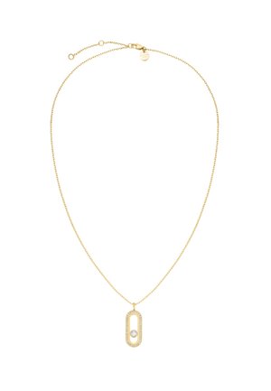 Collar de cadena dorada con un colgante ovalado adornado con pequeñas piedras transparentes y una piedra más grande en el centro abierto.