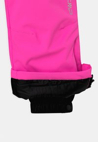 Calças de esqui isoladas em rosa choque com um acabamento preto nas bainhas. Apresenta alças ajustáveis e uma textura suave e brilhante.
