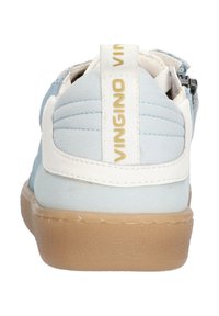 Baskets bleues claires avec des accents blancs, dessus en daim lisse, col rembourré, languette texturée et semelle en caoutchouc tan. Présente une étiquette logo dorée.