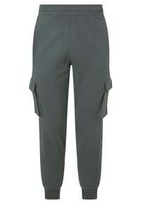 Groene cargo joggers met een elastische tailleband, smalle enkels en zijzakken met kleppen. De stof heeft een gladde textuur.