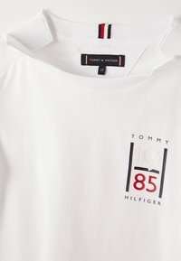 Tommy Hilfiger GRAPHIC TEE UNISEX - Camiseta estampada - white
