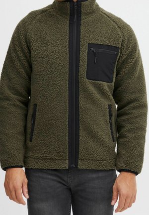 Olivgrüne Fleecejacke mit schwarzen Akzenten, durchgehendem Reißverschluss, hohem Kragen sowie Reißverschluss-Brust- und Seitentaschen. Strukturierten Oberfläche.
