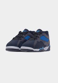 Ζευγάρι μαύρα και μπλε αθλητικά παπούτσια με μαύρα κορδόνια, λευκές μεσαίες σόλες και μπλε πλευρικά πάνελ από δίχτυ σε λευκό φόντο.