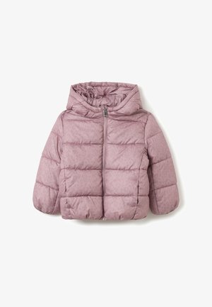 Chaqueta inflada rosa con capucha, con un diseño acolchado, cierre de cremallera en el frente y un sutil patrón de leopardo. Textura suave y tela aislante.