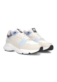 Beige hardloopschoenen met gaas, suede en gladde accenten. Lichtblauwe en grijze details. Witte zool, rubberen buitenzool en zwarte loopvlak.