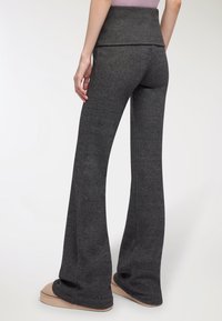 Szare spódnice rozszerzane wykonane z miękkiej, teksturowanej tkaniny, z szerokim pasem i gładkim wykończeniem, o smukłym fasonie aż do kostek.