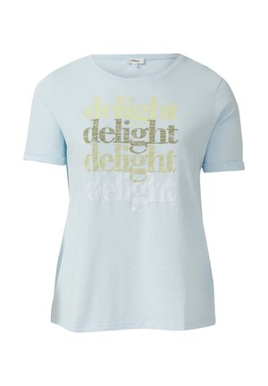 Hellblaues T-Shirt mit kurzen Ärmeln und rundem Ausschnitt sowie mehrschichtigem "delight" Schriftzug in Gelb, Grün und Weiß auf der Vorderseite.