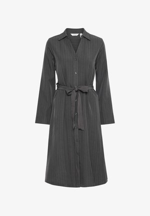 Robe boutonnière gris foncé à manches longues, avec des rayures blanches verticales, un col et une ceinture assortie nouée à la taille.