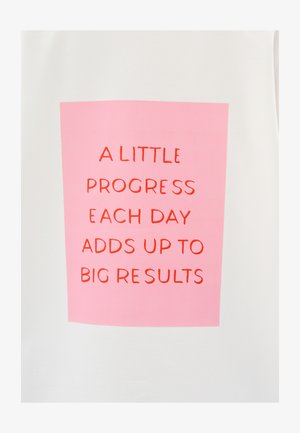 Chemise sans manches blanche présentant un graphique rectangulaire rose avec un texte rouge disant "UN PEU DE PROGRÈS CHAQUE JOUR MÈNE À DE GRANDS RÉSULTATS."