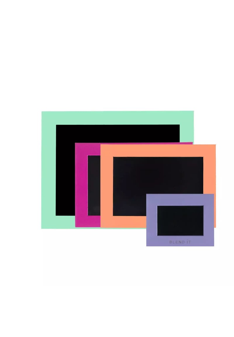 Cztery prostokątne ramki do zdjęć w różnych kolorach: miętowym, różowym, pomarańczowym i lawendowym. Każda ma czarną wewnętrzną powierzchnię na zdjęcia.