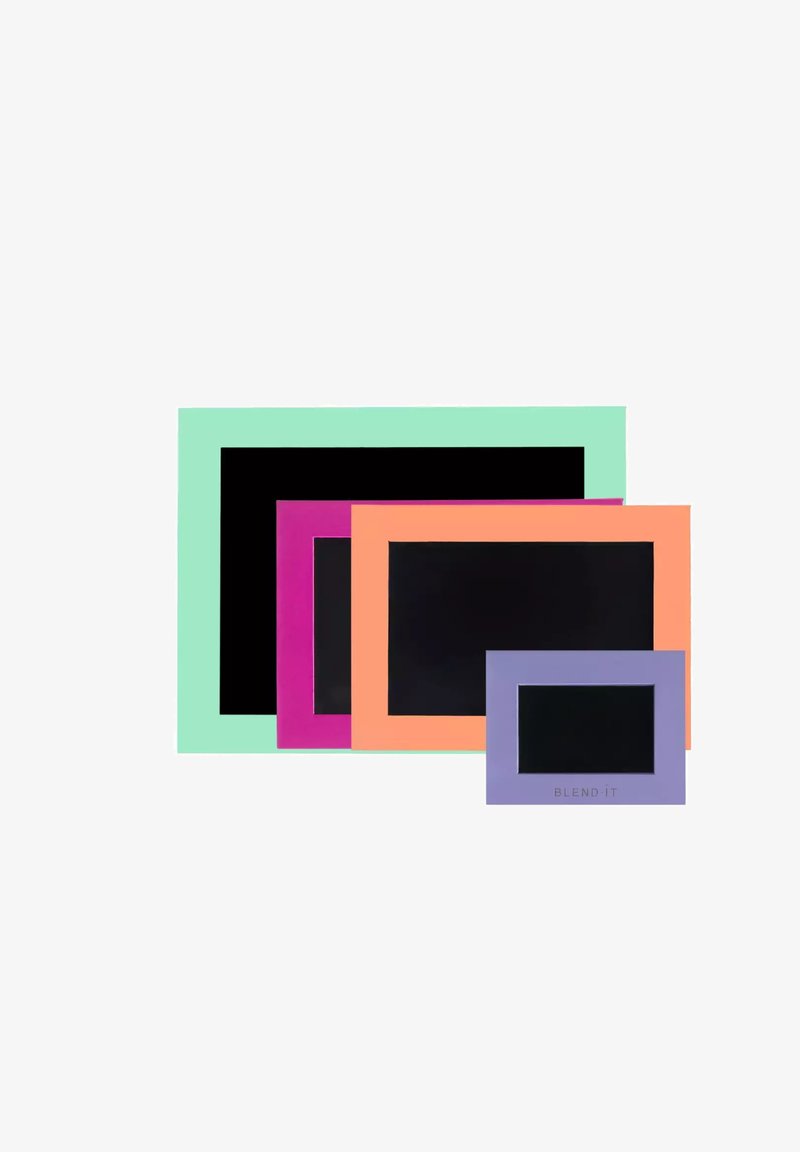 Cztery prostokątne ramki do zdjęć w różnych kolorach: miętowym, różowym, pomarańczowym i lawendowym. Każda ma czarną wewnętrzną powierzchnię na zdjęcia.