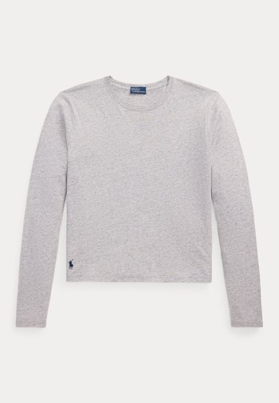 Pelēks garas piedurknes T-krekls, kas izgatavots no mīkstas auduma. Tā īpašības ir apaļš kakla izgriezums un neliels tumši zils logo apakšējā kreisajā pusē. Ikdienišķs dizains.