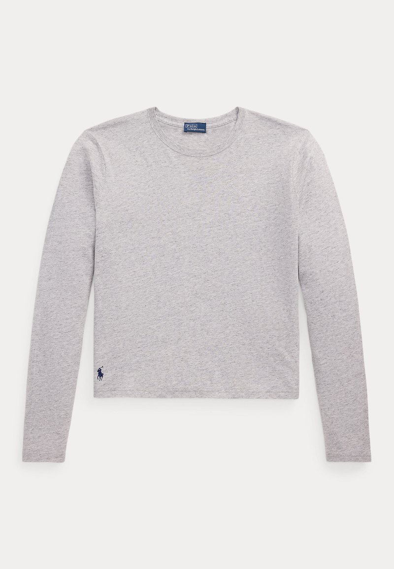 Grå langærmet t-shirt lavet af blødt stof. Har en rund halsudskæring og et lille marineblåt logo på nederste venstre side. Casual design.