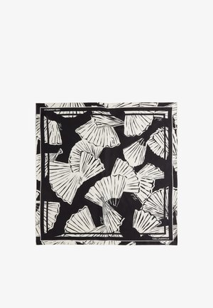 Jedwabny szalik z czarnym tłem i białymi wzorami liści, oprawiony solidnym czarnym bordem. Gładka tekstura, kwadratowy kształt.