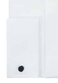 Biały mankiet koszuli z gładką teksturą, z ciemnoniebieskim haftowanym wzorem w kształcie węzła jako detal dekoracyjny.