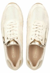 Lys beige sneakers med perforeret stof, suede accenter og gyldne metal detaljer. Har snørebåndslukning og side lynlås for nem påføring.