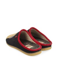 Chaussons noirs avec une doublure rouge et une tige en tissu doux. Ils présentent une semelle en caoutchouc beige et un détail du logo sur le talon. L'intérieur est rembourré.