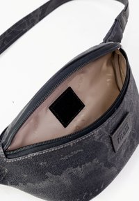 Marsupio nero testurizzato con chiusura a zip e interno beige. Presenta un'etichetta nera piccola all'interno e un materiale esterno con motivo.