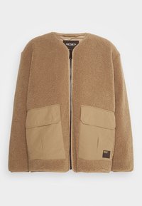 Giacca di pile color beige con zip frontale, colletto rotondo, due grandi tasche frontali e dettagli in tessuto beige a contrasto sulle tasche.