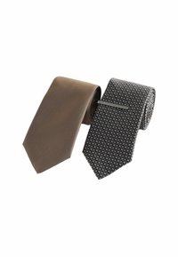 Deux cravates : l'une en marron avec un motif texturé, et l'autre en gris avec de petits motifs circulaires. Les deux sont roulées.