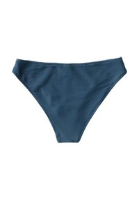 Modré pruhované bikini spodní díl s hladkým povrchem, se střihem s vysokým výřezem a úzkými bočními pásky. Materiál se zdá být elastický.