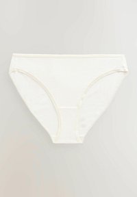 Vita bomullsunderkläder med en slät yta, mjukt elastiskt midjeband och rundade benöppningar, som har sydda kanter och inga synliga mönster.