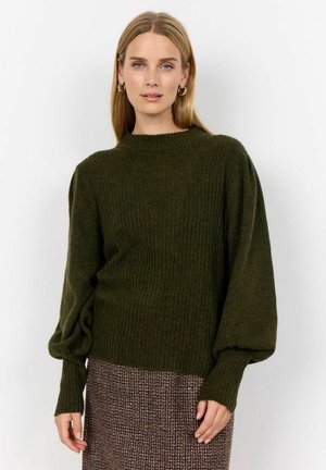 Suéter de punto acanalado verde oscuro con un cuello alto y mangas abullonadas relajadas, combinado con una falda texturizada de un color contrastante.