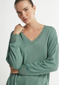 Falconeri ULTRAFINE V-NECK - Strickpullover - dark thyme garment dyed
