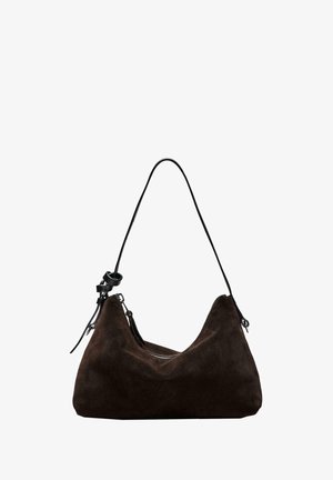 Sac à épaule en suede marron avec une forme courbée, une bandoulière en cuir noir et une fermeture éclair. Il présente une texture lisse et un design minimaliste.