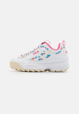 Baskets blanches avec des accents multicolores, dotées d'un dessus texturé, d'un col rembourré et d'une semelle en caoutchouc épaisse avec un motif de bande de roulement distinct.