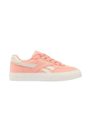 Lage roze sneaker met witte zool, witte zijstrepen en roze veters, met Reebok-logo op de zijkant en hiel.