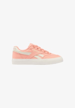 Lage roze sneaker met witte zool, witte zijstrepen en roze veters, met Reebok-logo op de zijkant en hiel.
