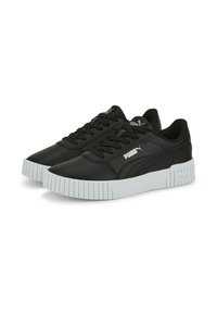 Zapatillas sintéticas negras con una textura suave, que cuentan con una gruesa suela de goma blanca y un diseño clásico con cordones. Logo de Puma en el lateral.