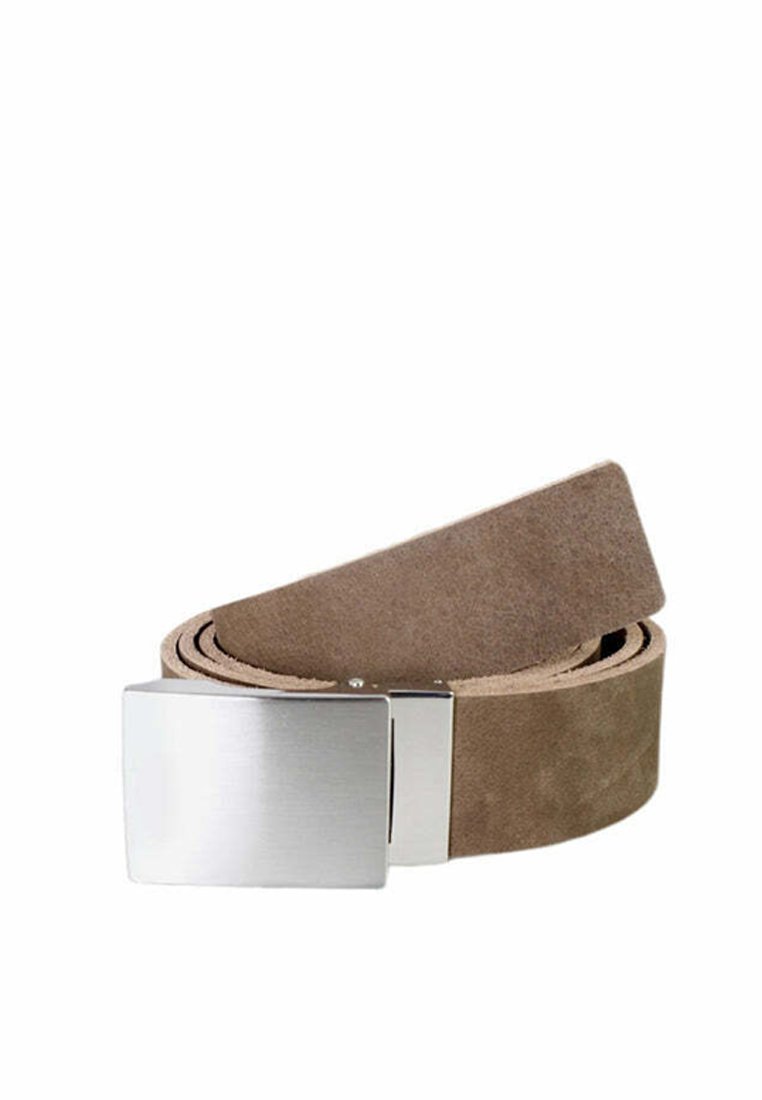 Brauner Wildledergürtel mit einer rechteckigen silbernen Schnalle. Das Band ist glatt mit einer leicht strukturierten Oberfläche und einem klaren, modernen Design.