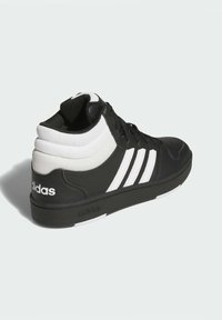 Wysokie sneakersy z czarnej syntetycznej skóry i białymi akcentami z siateczki. Posiadają trzy białe paski, wyściełany kołnierz i gumową podeszwę.