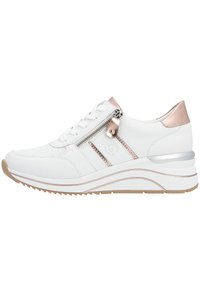 Sneaker bianco con tomaia testurizzata, accenti decorativi in argento e oro rosa, zip laterale, chiusura con lacci e suola con zeppa leggera.