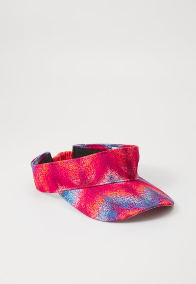 Skærmhat med et lyst pink, rødt og blåt abstrakt mønster, der har en bred skygge og elastisk bånd bagpå for justerbar pasform.