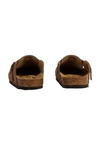 Bruine leren sandalen met een kurken voetbed, open achterkant en verstelbare gesp. Lichtgewicht ontwerp; gestructureerde bovenkant voor grip en comfort.