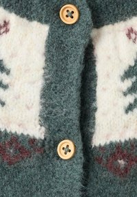 Stickad tröja i en m örkgrön ullblandning med elfenben och burgundy geometriska mönster, detaljerad med en knapp i naturligt trä.