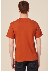 BONOBO Jeans MIT KURZEN ÄRMELN - Camiseta básica - orange foncé