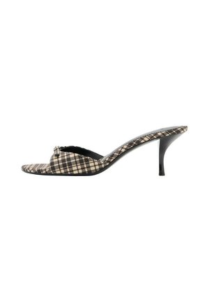Sandalia mule de toe abierto con patrón de cuadros beige y negro, un pequeño detalle de nudo en la correa delantera y un fino tacón negro de altura media.