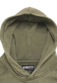 Olivgrön huva med mjuk textur. Har en dragsko på huvan och en svart etikett med texten "HONESTY" vid innerkragen.