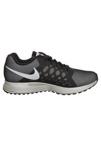 Zapatilla de running de Nike en negro y gris con el logo de swoosh blanco, patrón texturizado en el lateral, suela acolchada y cordones negros, vista lateral.